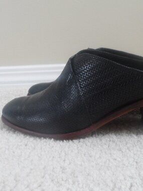 J P David Italian black Leather slip on Sandals- sz., 8.5